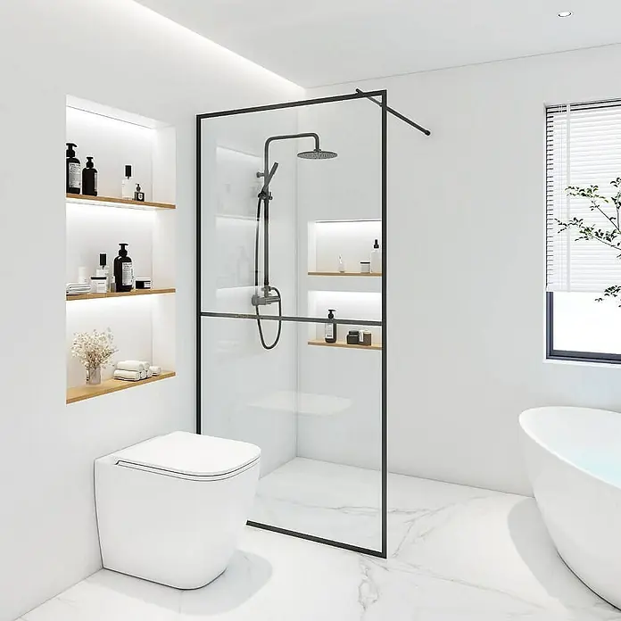Home Deluxe Duschwand BAKI - Schwarz / Klarglas - Ein modernes Badezimmer mit ebenerdiger Dusche, minimalistischen Regalen und einer freistehenden Toilette, alles in einem hellen, luftigen Design.