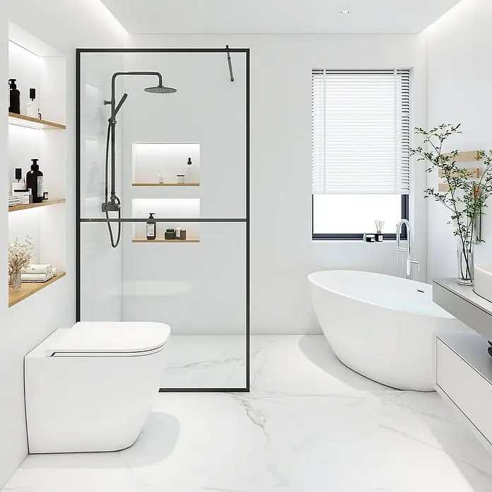 Home Deluxe Duschwand BAKI - Schwarz / Klarglas - Elegantes Badezimmer-Interieur mit moderner Toilette, freistehender Badewanne und stilvoller Duschkabine, die ein Gefühl von Luxus und Komfort vermitteln.