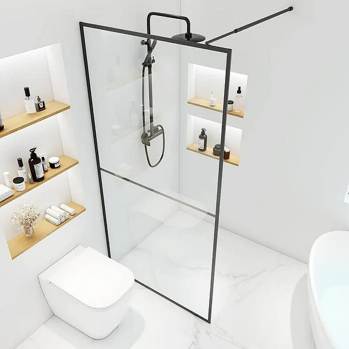 Home Deluxe Duschwand BAKI - Schwarz / Klarglas - Ein modernes Badezimmer mit einer stilvollen Duschkabine mit schwarzem Rahmen, Regendusche, Toilette und eingelassenen Regalen.