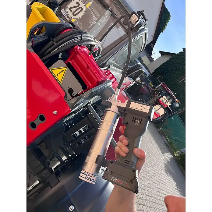Mato Akku-Fettpresse Basic-S-LSP - 18 V, Ohne Akku, Max. Druck: 700 bar - Der MATO Akku-Fettpresse 18 V, ein robustes und effizientes Werkzeug, ideal für die Wartung schwerer Maschinen und Anlagen im industriellen Einsatz.