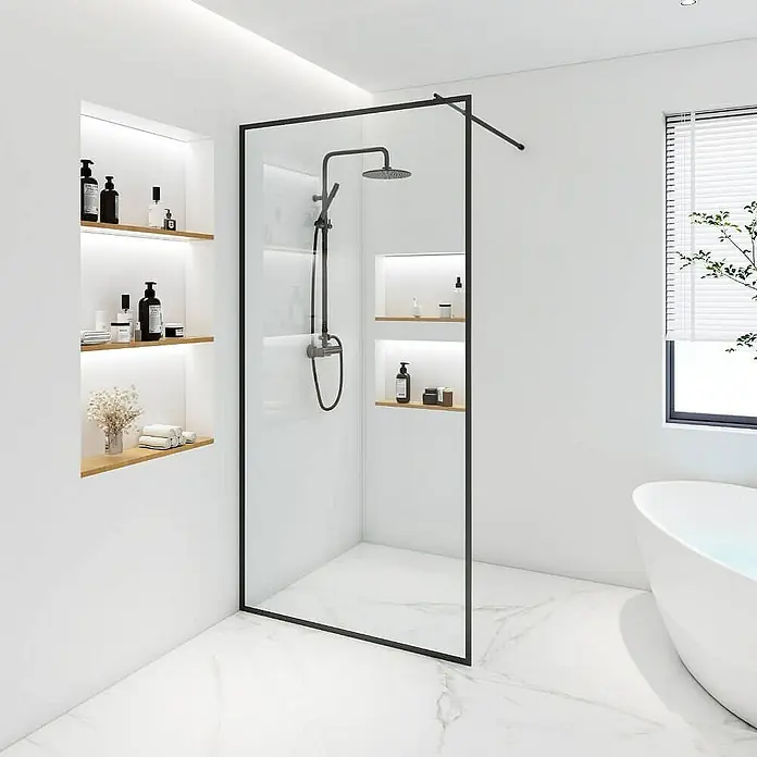 Home Deluxe Duschwand BAKI - Schwarz / Klarglas - Elegante Duschkabine mit schwarzem Rahmen und eingebauten Regalen, die ein modernes Badezimmerdesign hervorheben.