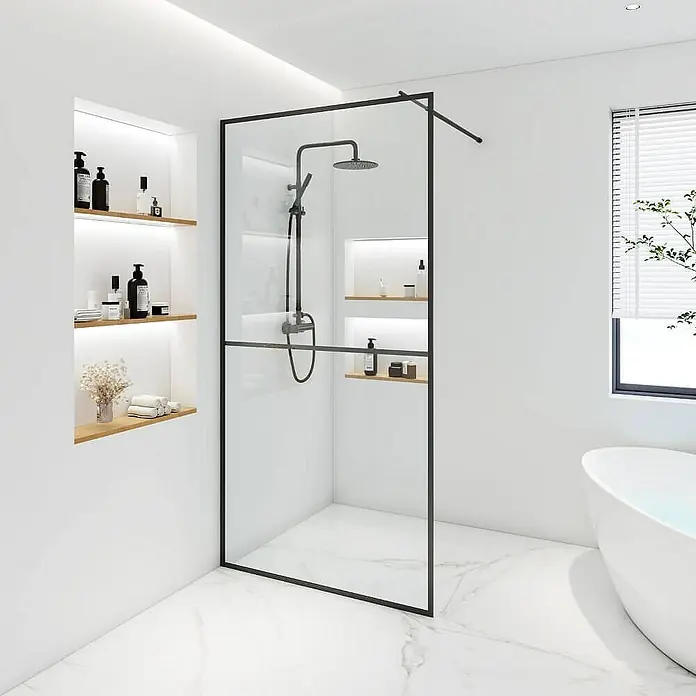 Home Deluxe Duschwand BAKI - Schwarz / Klarglas - Elegantes Badezimmer mit einer modernen, schwarzen Duschkabine aus Glas und Marmorboden, ergänzt durch stilvolle Ablagen und eine freistehende Badewanne.