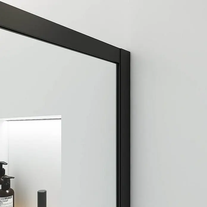 Home Deluxe Duschwand BAKI - Schwarz / Klarglas - Nahaufnahme eines stilvollen, rechteckigen Spiegels mit schlankem, schwarzem Rahmen, der sich perfekt in moderne Badezimmer einfügt.