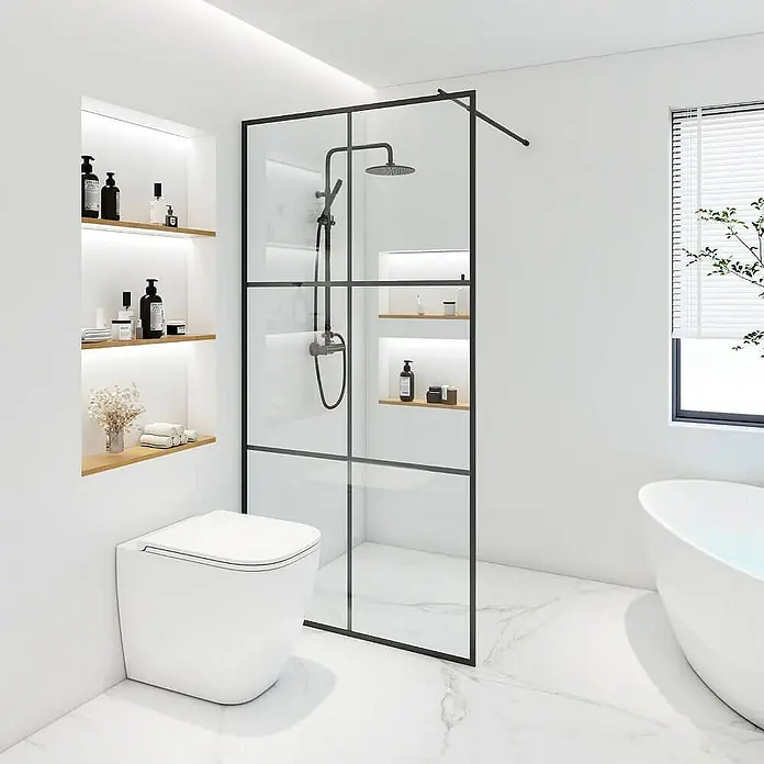 Home Deluxe Duschwand BAKI - Schwarz / Klarglas - Ein modernes Badezimmer mit einer begehbaren Dusche, einer freistehenden Toilette und einer Badewanne. Das Design ist minimalistisch und elegant.