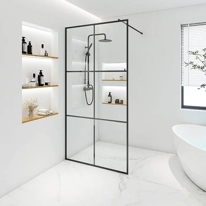 Home Deluxe Duschwand BAKI - Schwarz / Klarglas - Modernes Badezimmer mit einer begehbaren Dusche mit schwarzem Rahmen und Regendusche, sowie Regalen für Badutensilien.