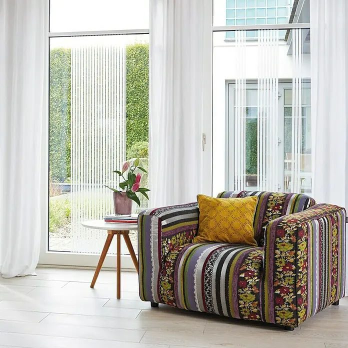 D-c-fix StaticStripes Glasfolie Clarity - 200 x 15 cm, Transluzent, Statisch haftend - Das bunte Patchwork-Sofa mit gelbem Kissen ist ein echter Hingucker in jedem Wohnzimmer und lädt zum Entspannen ein.