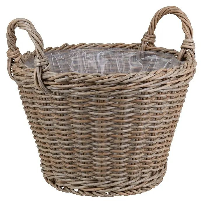 A.H.G. Pflanzkorb Aruba - Außenmaß (Ø x H): 28 x 21 cm, Kunststoff, Braun, mit Griffen - Nahaufnahme eines gewebten Korbs mit zwei Henkeln, der mit einer transparenten Plastikfolie ausgekleidet ist. Ideal für Pflanzen oder zur Aufbewahrung.