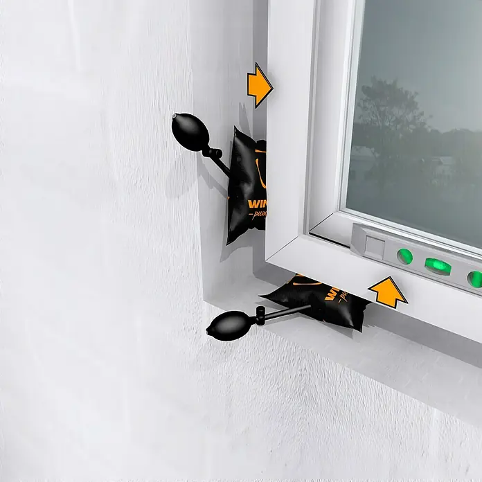 Montagekissen Winbag - Traglast: 135 kg - Das Bild zeigt zwei schwarze Win-Pumpkissen, die zur Fensterinstallation verwendet werden, zusammen mit einer Wasserwaage.