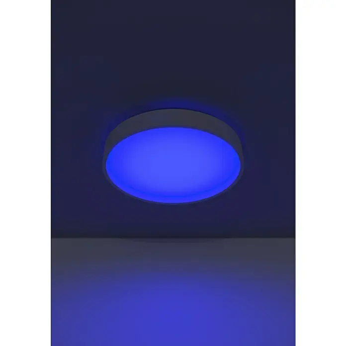 Eglo connect.z LED-Deckenleuchte rund Massignano-Z - 22 W, Ø x H: 15,75 x 2,56 cm, Weiß, RGBW - Diese Nahaufnahme zeigt eine LED-Deckenleuchte mit blauem Licht, die ein stimmungsvolles Ambiente erzeugt und für moderne Beleuchtung sorgt.