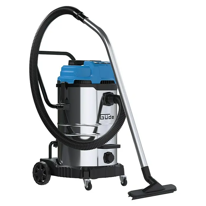 Güde Nass-Trockensauger GNTS 3-60L - 3.600 W, 60 l - Abbildung eines Güde Nass-Trockensaugers mit Chromgehäuse, blauen Akzenten und flexiblen Schlauch. Ideal für Werkstatt und Haushalt.