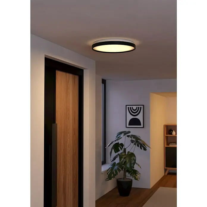 Eglo LED-Deckenleuchte rund Mozoncillo-Z - 34 W, Ø x H: 48,4 x 6,5 cm, Schwarz, Weiß, RGBW - Diese Aufnahme zeigt eine moderne Deckenleuchte mit einem schwarzen Rand, die eine elegante Beleuchtung für jeden Raum bietet.