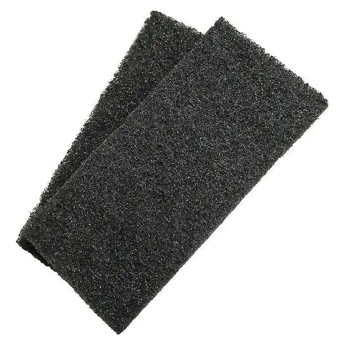 Reinigungspad - Schwarz, 2 Stk. - Zwei graue Schleifpads übereinander gelegt vor schwarzem Hintergrund. Die Pads haben eine raue, faserige Textur.