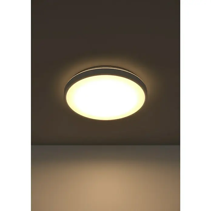 Eglo connect.z LED-Deckenleuchte rund Monaterllino-Z - 22 W, Ø x H: 38,7 x 7,5 cm, Weiß, RGBW - Nahaufnahme einer runden LED-Deckenleuchte, die helles, warmes Licht in einem modernen Raum ausstrahlt. Sie sorgt für sanfte Ausleuchtung.