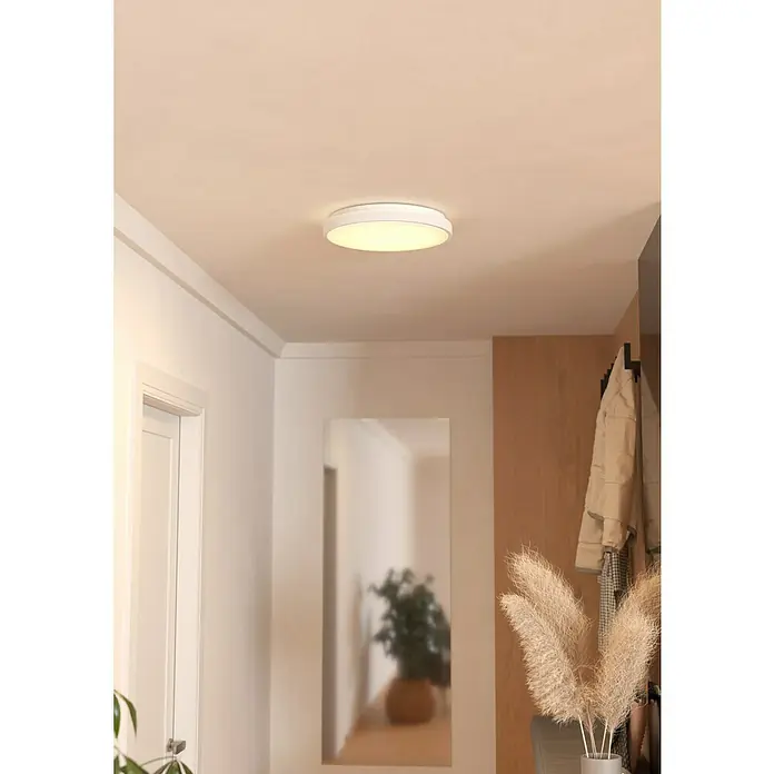 Eglo connect.z LED-Deckenleuchte rund Monaterllino-Z - 22 W, Ø x H: 38,7 x 7,5 cm, Weiß, RGBW - Deckenleuchte in einem Flur. Die runde, weiße Lampe spendet helles Licht und sorgt für eine angenehme Atmosphäre.