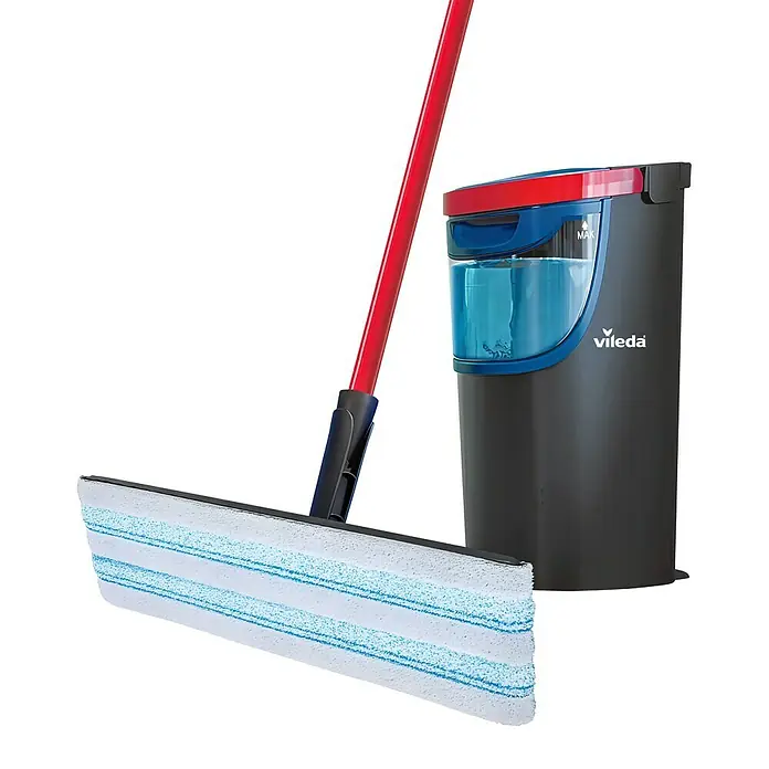 Vileda Reinigungssystem & Eimer H2PRO Flat Mop System - 1 x Flachwischer, 1 x Eimer mit Zweitanksystem, 1 x Wischbezug - Ein roter Vileda Wischmopp mit blau-weißem Wischkopf und ein grauer Eimer mit blauem Wasserbehälter.