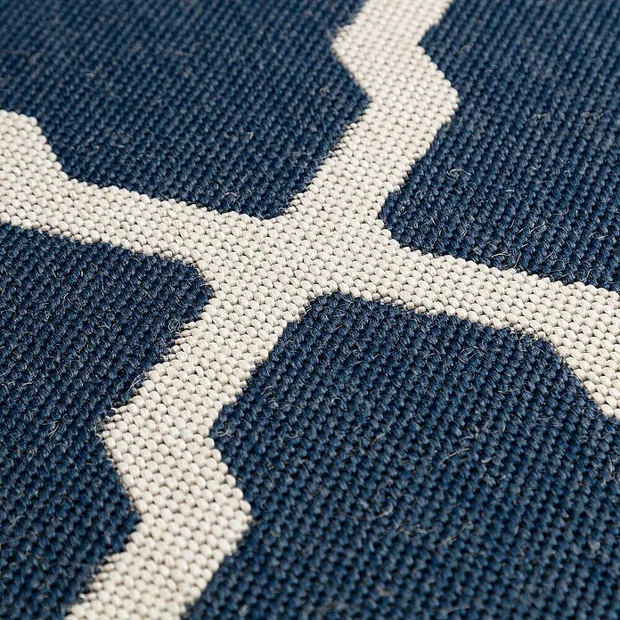 Dekoria Flachgewebeteppich - dunkelblau, 230 x 160 cm - Detailaufnahme eines blauen Teppichs mit weißem Zickzackmuster, das eine interessante Textur und Designelemente hervorhebt.