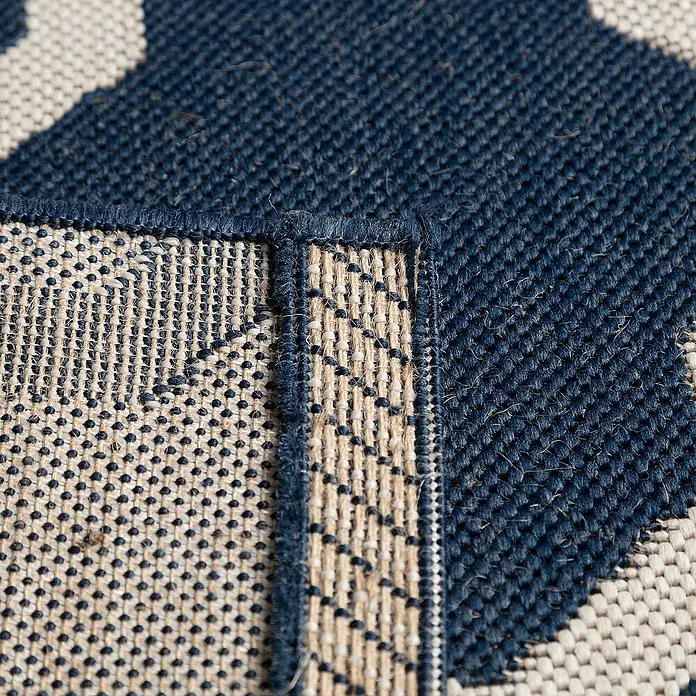 Dekoria Flachgewebeteppich - dunkelblau, 230 x 160 cm - Detailaufnahme eines blau-beige gemusterten Teppichs, der eine interessante Textur und ein elegantes Design zeigt.