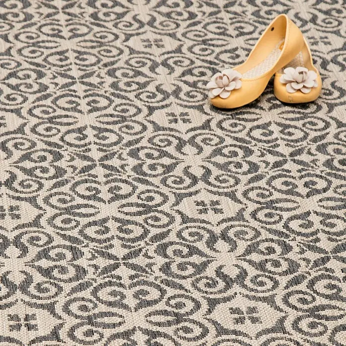 Dekoria Flachgewebeteppich - grau, beige - Gelbe Ballerinas mit Blumenapplikationen auf einem gemusterten Teppich, die eine elegante und verspielte Note verleihen.