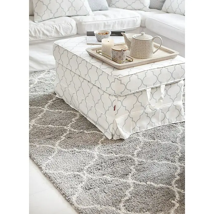 Dekoria Flachgewebeteppich - grau, 230 x 160 cm - Ein grauer, gemusterter Teppich und ein passender Ottoman mit einem Tablett mit Teekanne, Kerze und Snack darauf.