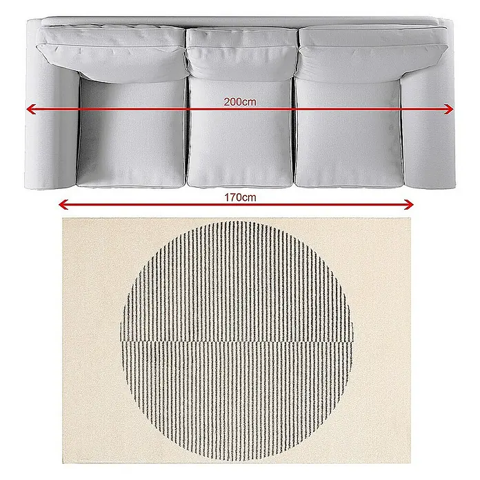 Dekoria Flachgewebeteppich - grau, creme, 170 x 120 cm - Nahaufnahme eines grauen Sofas und eines Teppichs mit Streifenmuster. Die Maße sind mit roten Pfeilen gekennzeichnet.