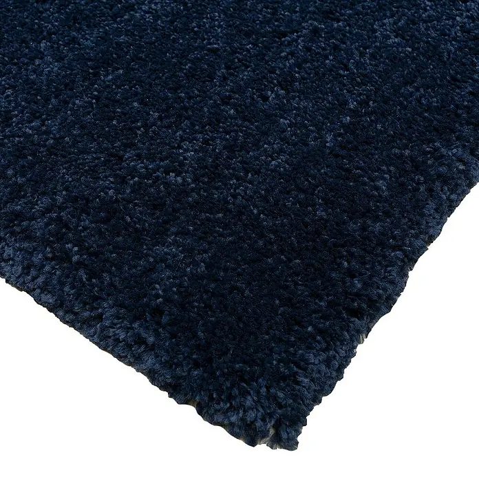 Dekoria Flachgewebeteppich - dunkelblau, 170 x 120 cm - Detailaufnahme eines marineblauen, weichen Shaggy-Teppichs, der Komfort und Wärme in jeden Raum bringt. Die dichte Textur lädt zum Barfußlaufen ein.
