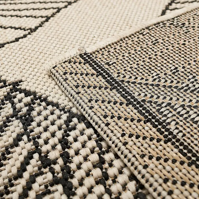Dekoria Flachgewebeteppich - creme, beige, 170 x 120 cm - Nahaufnahme eines gewebten Teppichs mit geometrischem Muster in Schwarz und Beige.