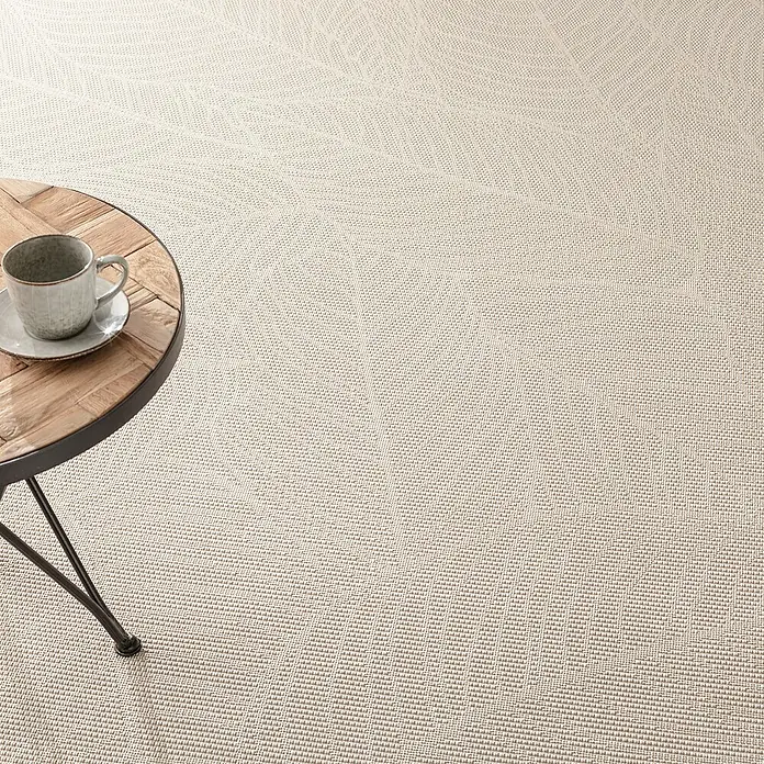Dekoria Flachgewebeteppich - creme, beige, 230 x 160 cm - Nahaufnahme eines Sisalteppichs mit einem Beistelltisch und einer Tasse, die die Textur und das natürliche Material des Teppichs hervorhebt.
