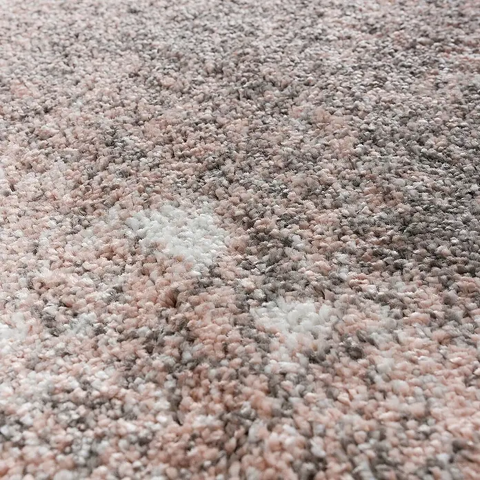 Dekoria Flachgewebeteppich - grau, pink, creme - Nahaufnahme eines gemusterten Teppichs in Rosa-, Grau- und Weißtönen mit weicher Textur, ideal für ein gemütliches Zuhause.