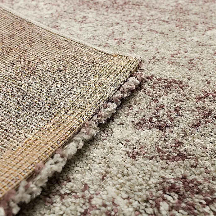 Dekoria Flachgewebeteppich - bordeaux, grau, 170 x 120 cm - Nahaufnahme eines beigen Teppichs mit rosafarbenen Akzenten, der dessen Textur und Design hervorhebt.