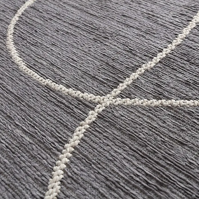 Dekoria Flachgewebeteppich - grau, 230 x 160 cm - Detailaufnahme eines grauen Teppichs mit einem stilvollen, cremefarbenen Muster. Textur und Design des Teppichs sind gut erkennbar.