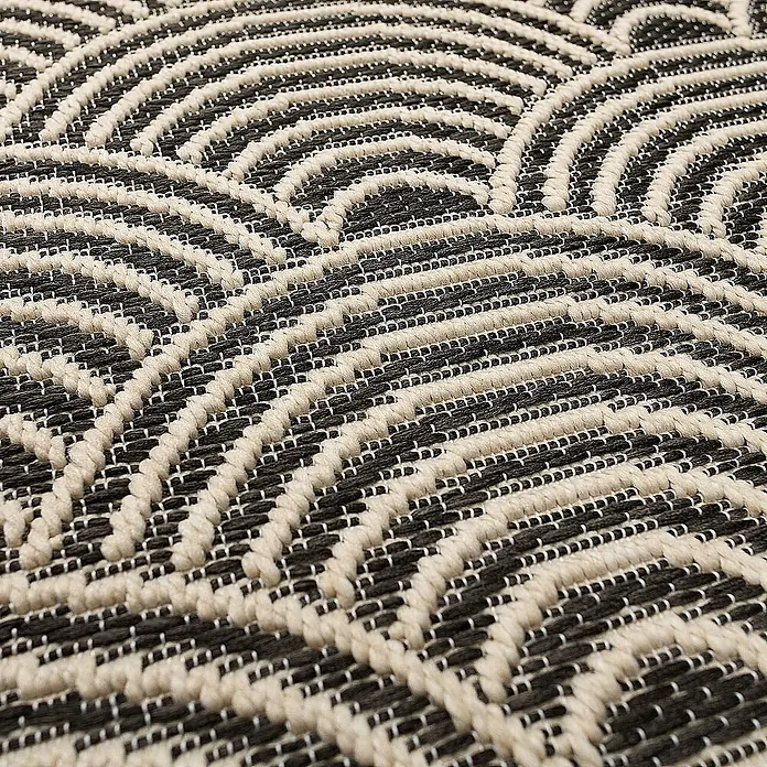Dekoria Flachgewebeteppich - schwarz, beige, 170 x 120 cm - Nahaufnahme eines gewebten Teppichs mit abstraktem, schwarz-weißem Bogenmuster, das die Textur und das Design hervorhebt.