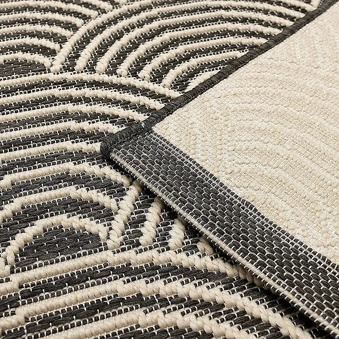 Dekoria Flachgewebeteppich - schwarz, beige, 170 x 120 cm - Nahaufnahme eines schwarz-weißen Outdoor-Teppichs mit geometrischem Muster und strapazierfähigem Material für den Außenbereich.