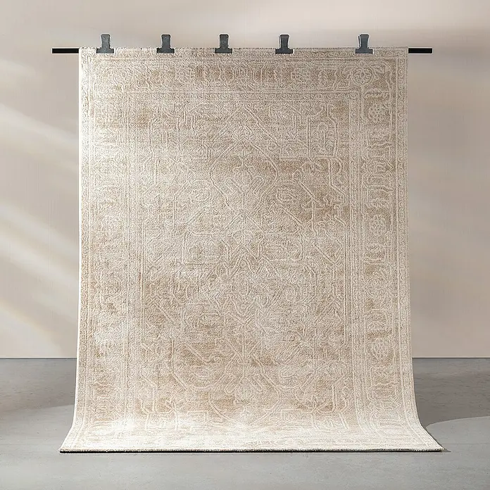 Dekoria Flachgewebeteppich - creme, beige, 290 x 200 cm - Ein beigefarbener Teppich mit traditionellem Muster hängt an einer Stange. Der elegante Teppich verleiht jedem Raum Wärme und Stil.