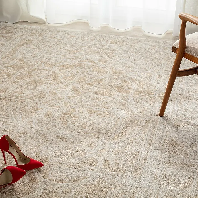 Dekoria Flachgewebeteppich - creme, beige, 290 x 200 cm - Nahaufnahme eines beigen Teppichs mit kompliziertem Muster, roten Schuhen und einem Stuhl, der eine warme und einladende Atmosphäre schafft.