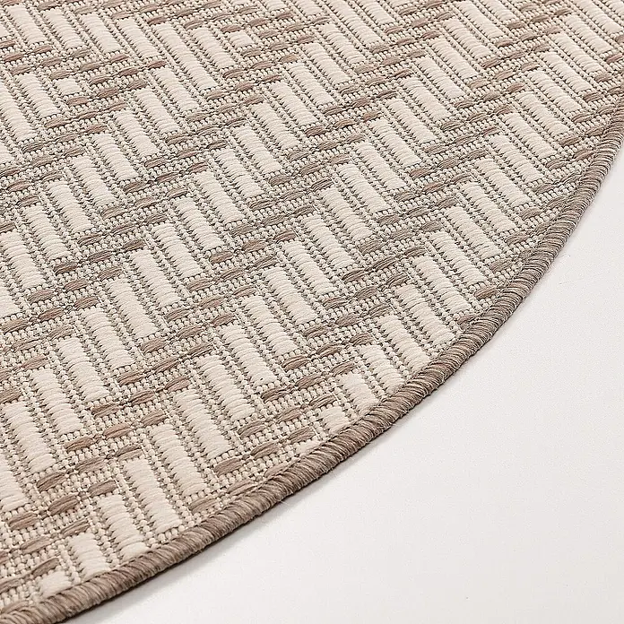 Dekoria Flachgewebeteppich - creme, beige, 120 x 120 cm - Nahaufnahme eines runden Teppichs mit einem geometrischen Zickzackmuster in Beige- und Brauntönen, ideal für eine stilvolle Wohnraumgestaltung.
