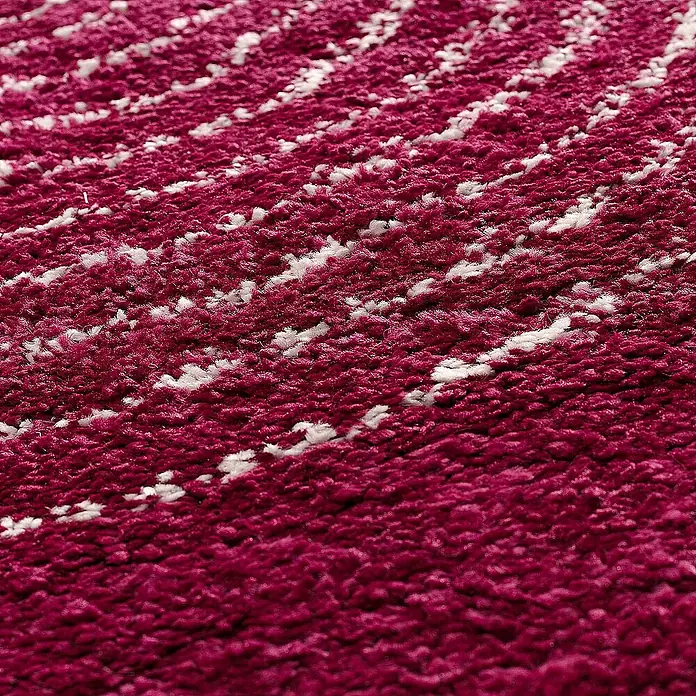 Dekoria Flachgewebeteppich - bordeaux - Nahaufnahme eines roten Teppichs mit weißen Streifen, der eine weiche und luxuriöse Textur zeigt.