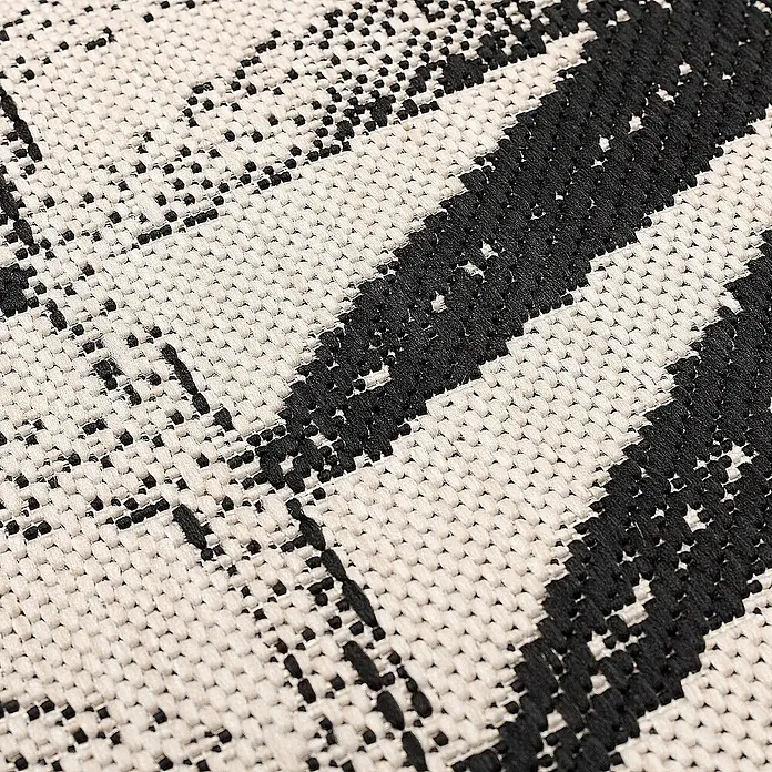 Dekoria Flachgewebeteppich - schwarz, creme, 170 x 120 cm - Nahaufnahme eines Kissens mit abstraktem schwarz-weiß Muster, das eine moderne und stilvolle Optik bietet.