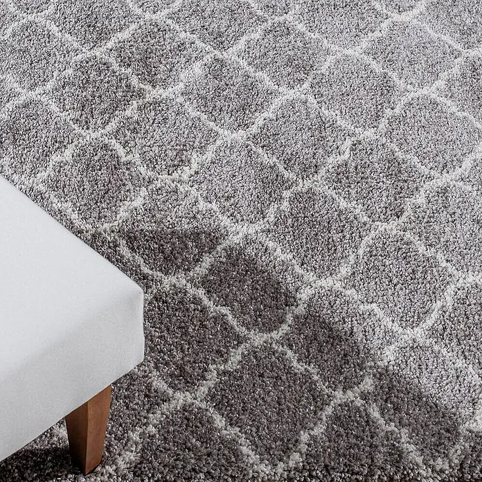 Dekoria Flachgewebeteppich - grau, 170 x 120 cm - Nahaufnahme eines grauen Teppichs mit geometrischem Muster, der eine gemütliche und stilvolle Atmosphäre schafft.