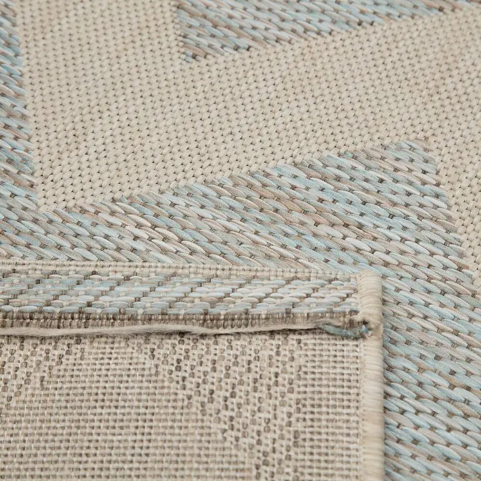 Dekoria Flachgewebeteppich - beige, blau, 230 x 160 cm - Detailaufnahme eines Teppichs mit geometrischem Muster und umgeschlagenem Rand, der die Webstruktur zeigt.