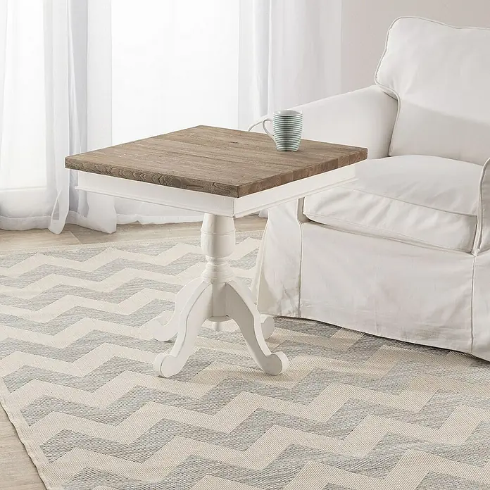 Dekoria Flachgewebeteppich - beige, blau, 230 x 160 cm - Nahaufnahme eines quadratischen Beistelltisches aus Holz und Weiß mit einer Tasse darauf, der neben einem weißen Sessel auf einem Teppich steht.