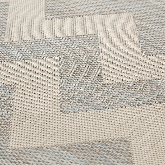 Dekoria Flachgewebeteppich - beige, blau, 230 x 160 cm - Nahaufnahme eines Teppichs mit geometrischem Muster in Beige- und Blautönen, der eine stilvolle Textur und ein modernes Design zeigt.
