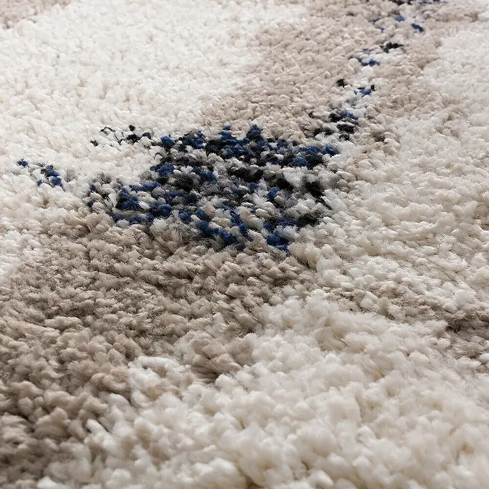 Dekoria Flachgewebeteppich - dunkelblau, creme, beige, 290 x 200 cm - Nahaufnahme eines weichen Teppichs mit weißen, grauen und blauen Farbakzenten. Der Teppich hat eine dichte, flauschige Textur.