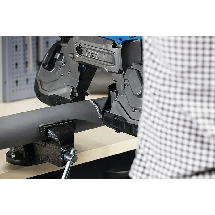 Scheppach Metallbandsäge MBS1200XT - 290 U/min, Schnittgeschwindigkeit: 0 m/min - 2,4 m/min, Sägebandlänge: 1.140 mm - Nahaufnahme einer Scheppach Metallsäge beim Schneiden eines Metallrohrs, das in einem Schraubstock befestigt ist.