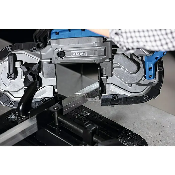 Scheppach Metallbandsäge MBS1200XT - 290 U/min, Schnittgeschwindigkeit: 0 m/min - 2,4 m/min, Sägebandlänge: 1.140 mm - Eine Metallsäge der Marke Scheppach schneidet ein Metallstück. Die Säge ist blau, schwarz und grau und befindet sich auf einer Werkbank.