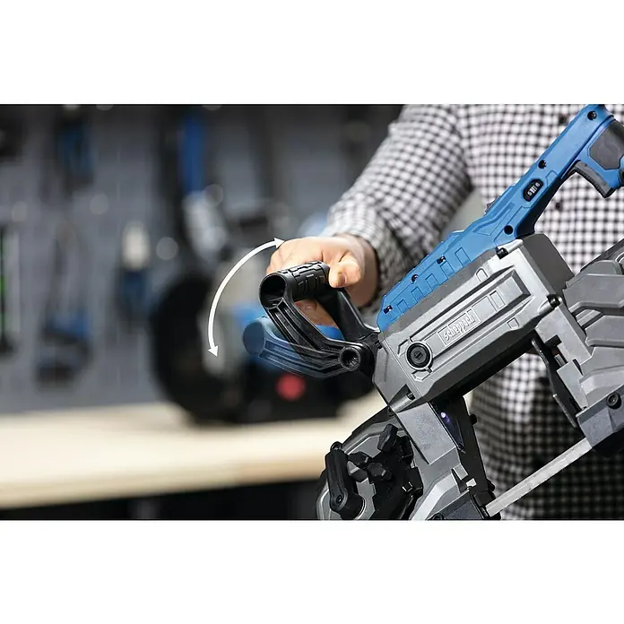 Scheppach Metallbandsäge MBS1200XT - 290 U/min, Schnittgeschwindigkeit: 0 m/min - 2,4 m/min, Sägebandlänge: 1.140 mm - Nahaufnahme einer Scheppach Bandsäge mit verstellbarem Griff in Aktion, ideal für präzise Schnitte in verschiedenen Materialien.