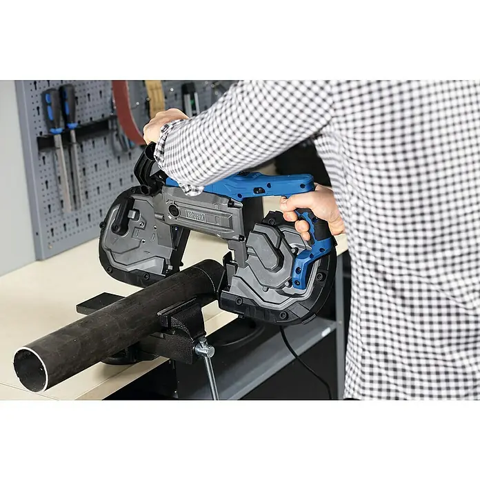 Scheppach Metallbandsäge MBS1200XT - 290 U/min, Schnittgeschwindigkeit: 0 m/min - 2,4 m/min, Sägebandlänge: 1.140 mm - Nahaufnahme einer Rohrsäge beim Schneiden eines Metallrohrs in einem Schraubstock, die für präzise Metallbearbeitung verwendet wird.