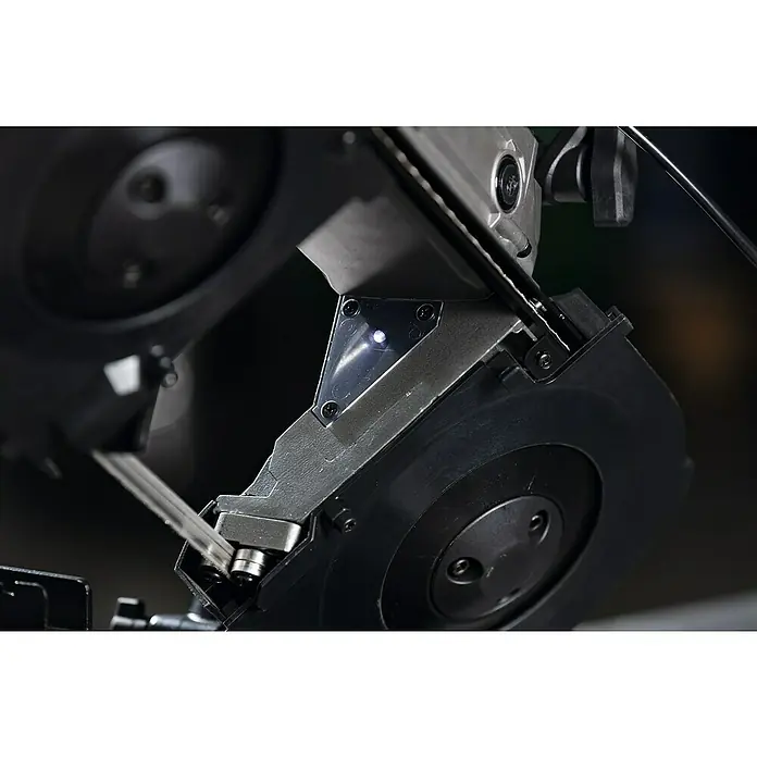 Scheppach Metallbandsäge MBS1200XT - 290 U/min, Schnittgeschwindigkeit: 0 m/min - 2,4 m/min, Sägebandlänge: 1.140 mm - Nahaufnahme einer Bandsäge, die die Details ihrer Metallkonstruktion und das scharfe Sägeblatt hervorhebt.