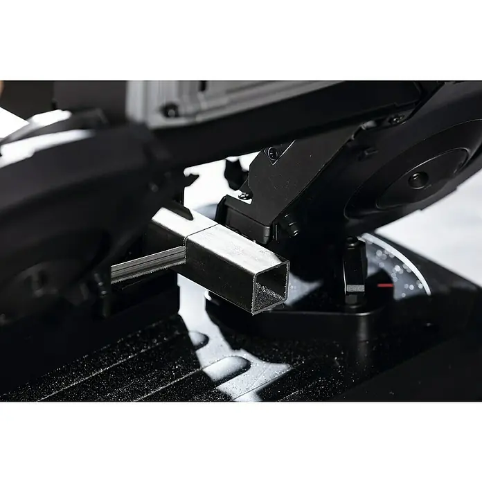 Scheppach Metallbandsäge MBS1200XT - 290 U/min, Schnittgeschwindigkeit: 0 m/min - 2,4 m/min, Sägebandlänge: 1.140 mm - Nahaufnahme einer Bandsäge beim Durchtrennen eines Metallrohrs, was die Präzision und Kraft des Werkzeugs hervorhebt.