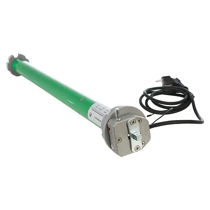 Markisenmotor E6100-06 - Länge: 780 mm, Max. Drehmoment: 50 Nm, Passend für: Sunfun Designhülsen- & Vollkassettenmarkisen (außer Modell Elba und Sunfun LED-Vollkassettenmarkisen) - Nahaufnahme eines Rohrmotors, der in Rollläden und Jalousien eingesetzt wird, mit Kabel und Stecker.