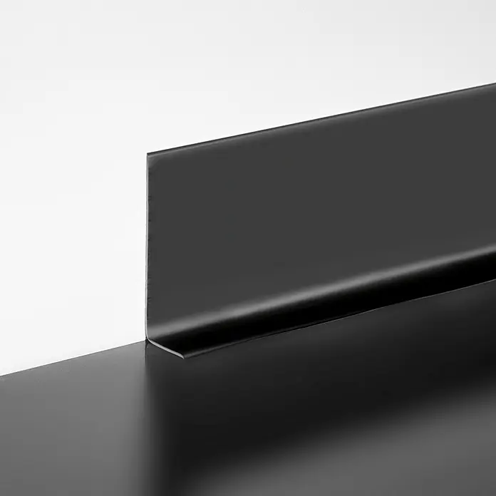 LOGOCLIC Weichsockelleiste - 10 m x 15 mm x 50 mm, Kleben, Schwarz - Schwarze Sockelleiste an einer weißen Wand.